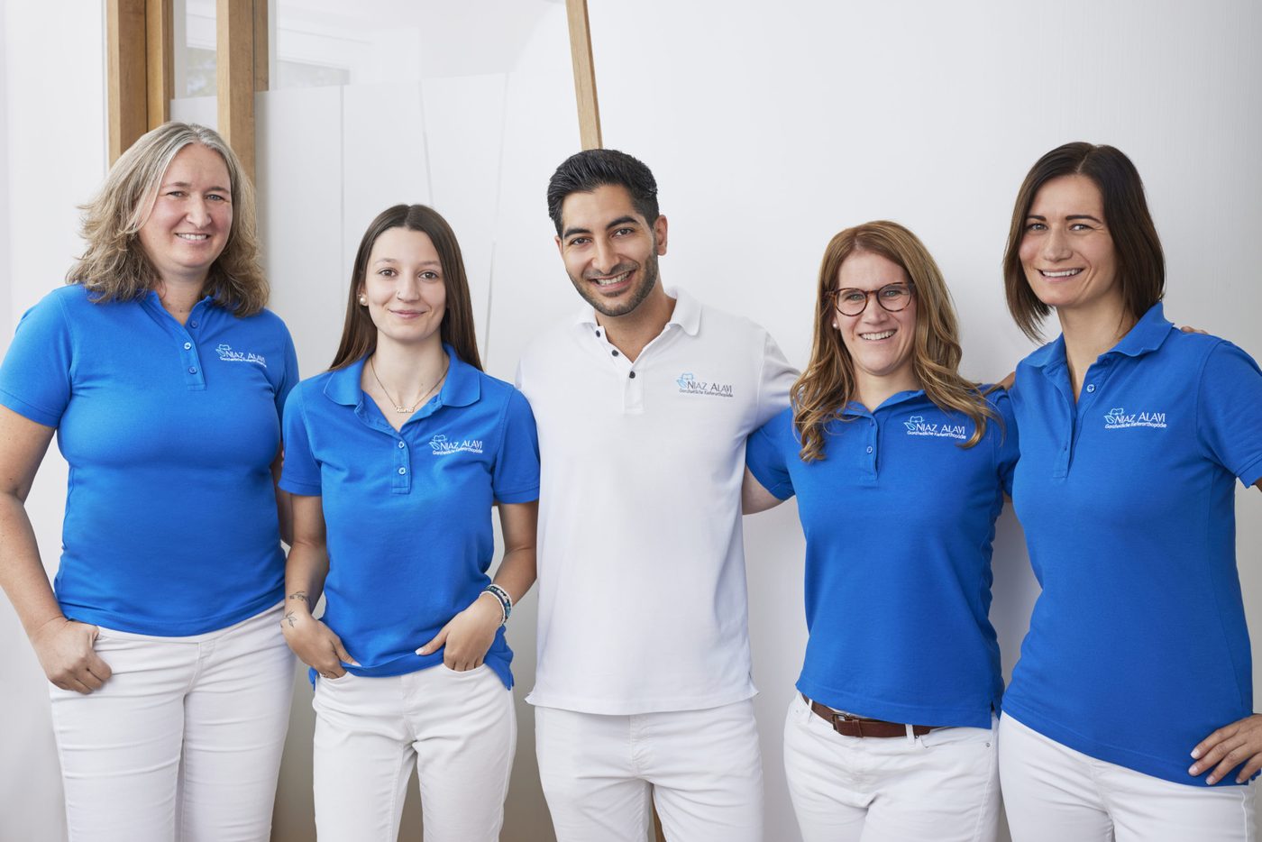 Das Team der Praxis NIAZ ALAVI in Walldorf: Niaz Daniel Alavi mit vier Mitarbeiterinnen.