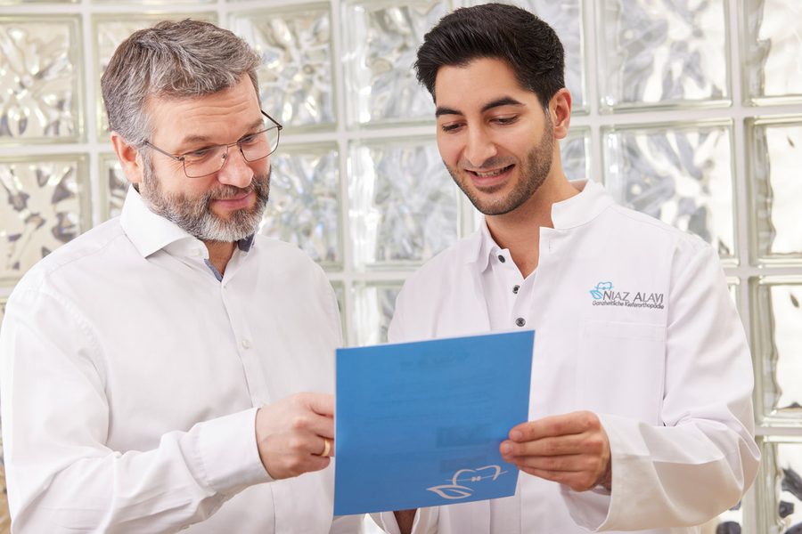 Niaz Daniel Alavi im Beratungsgespräch mit einem Patienten.